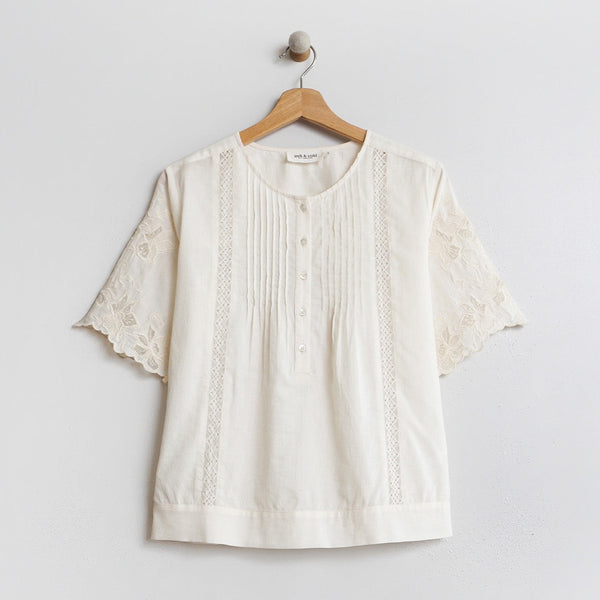 Indi and Cold :: Camisa Cream Pintuck Shirt - 956